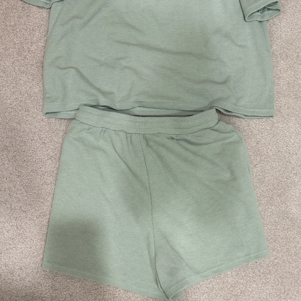 Green Short Sleeve Top and Shorts Set - Picture 5 of 5